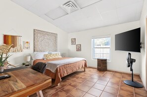 2 habitaciones, escritorio, tabla de planchar con plancha y wifi gratis 