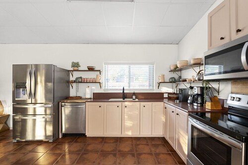 Quiet Retreat: Cozy 2BR on Brushy Bend with Deer