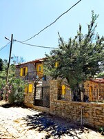 Konaklama yerinin ön cephesi