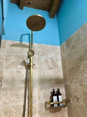 Quarto triplo design | Banheiro | Chuveiro, chuveiro com efeito de chuva, secador de cabelo