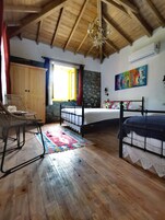 Design Üç Kişilik Oda | Ayrı ayrı dekore edilmiş, ayrı ayrı döşenmiş, güneşlik/perde