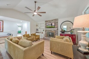 TV - Cozy Park Circle Retreat with Deck & Modern Amenities, Close to Charleston (North Charleston)