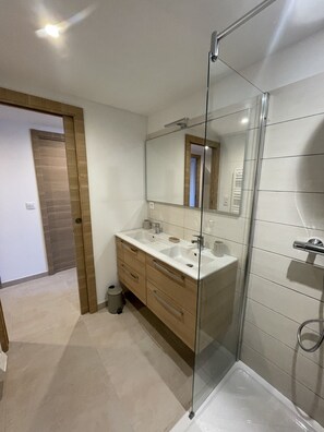 Douche, séchoir à cheveux, serviettes fournies, papier de toilette