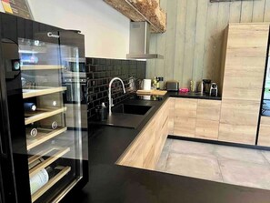 Réfrigérateur, micro-ondes, four, plaque de cuisson