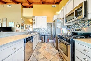 Køleskab, mikrobølgeovn, ovn, kogeplade