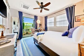 3 habitaciones, escritorio y tabla de planchar con plancha 
