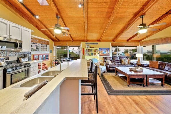 Refrigerador, microondas, horno, placa de cocina