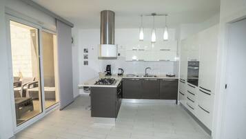 Frigorifero, microonde, forno, piano cottura