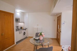 Mikroaaltouuni, ruokailupöytä