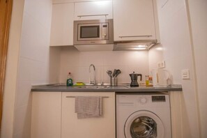 Mikroaaltouuni, ruokailupöytä