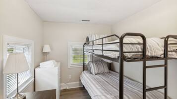 2 bedrooms, desk, iron/ironing board, WiFi