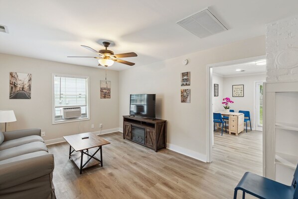 Télévision, cheminée, espaces bureaux