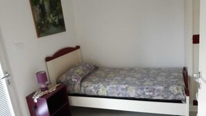 2 quartos, ferros/tábuas de passar roupa, roupa de cama