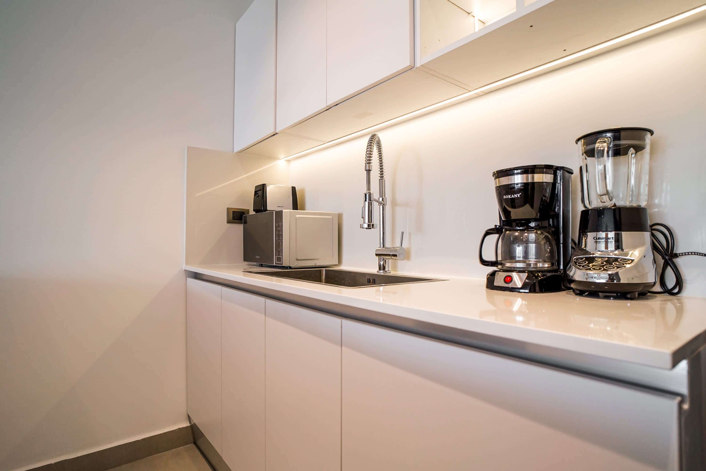 Cafetera y tetera, refrigerador, microondas y horno 