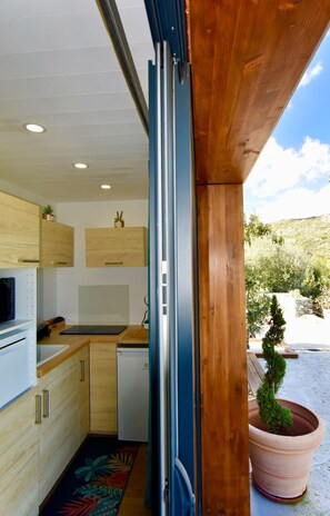 Kjøleskap, mikrobølgeovn, kokeplater og oppvaskmaskin