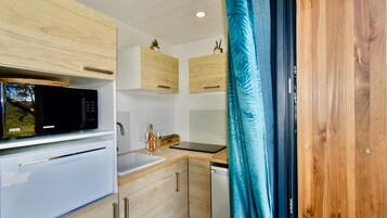 Een koelkast, een microgolfoven, een kookplaat, een vaatwasser