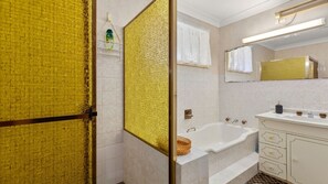 Bathtub, hair dryer, towels - Minerva Beach House by Experience Jervis Bay (Vincentia)