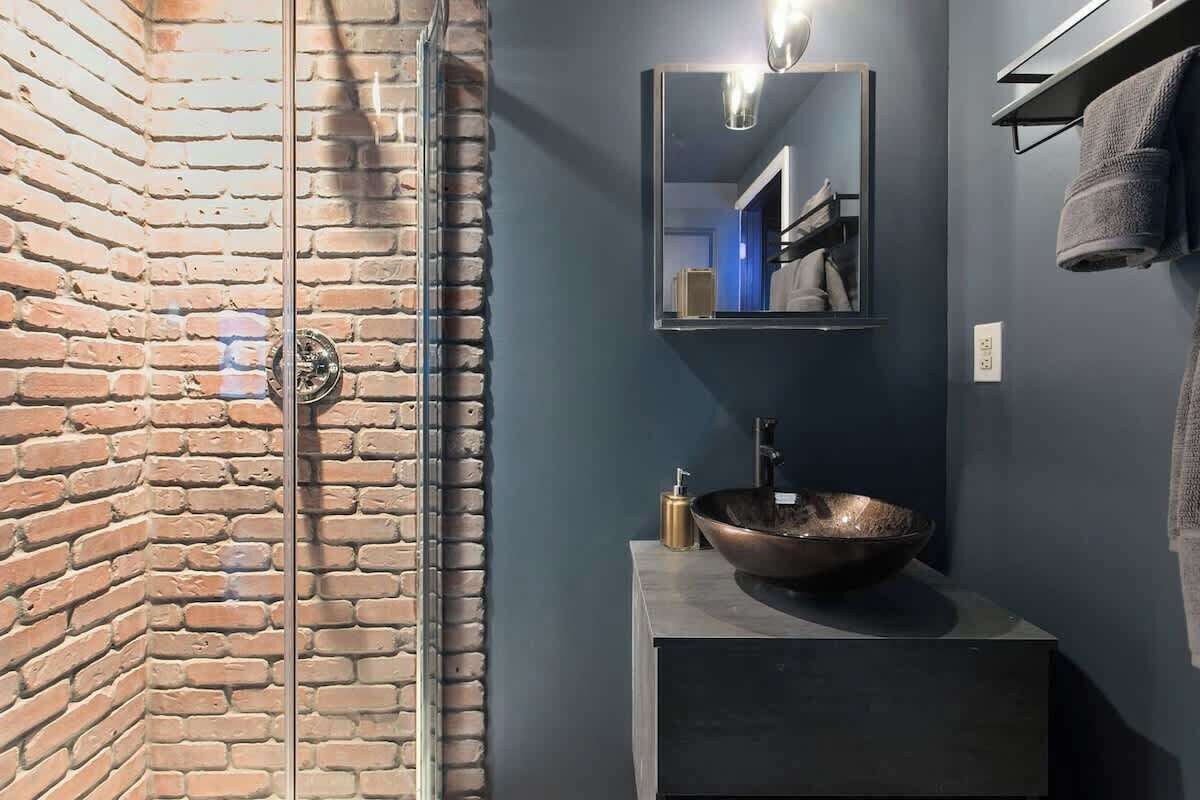 Een bad, een haardroger, handdoeken, shampoo