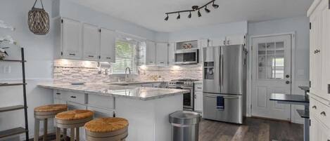 Refrigerador, microondas, horno y parrilla de estufa