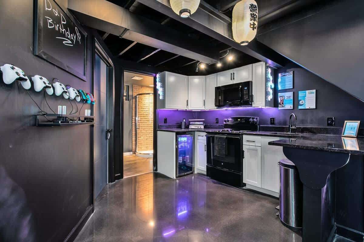 Réfrigérateur, four à micro-ondes, un four, surface de cuisson