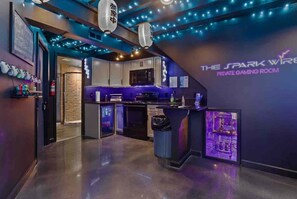 Fridge, microwave, oven, stovetop - Unique Gaming Suite_Sleeps 10_Mins to Airport_FIFA (Platte City)