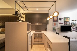 1 bedroom, iron/ironing board, travel cot, WiFi - CBD Executive Apartment right by the Harbour (Sydney)