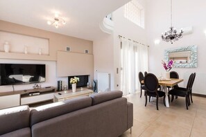 Televisio, takka, työhuone