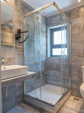Badewanne, Haartrockner, Handtücher