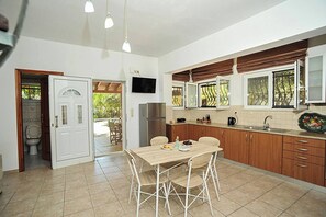 Fridge, oven, stovetop, coffee/tea maker