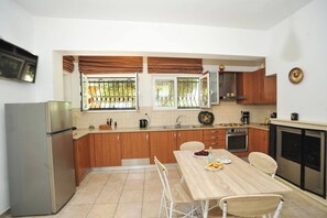 Fridge, oven, stovetop, coffee/tea maker