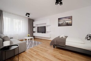 Tabla de planchar con plancha, wifi y ropa de cama