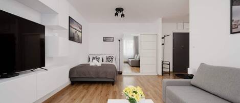 Tabla de planchar con plancha, wifi y ropa de cama