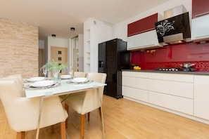 Frigorifero, microonde, forno, piano cottura
