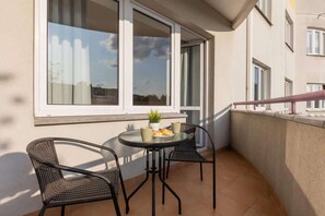 Outdoor dining - Wojciechowskiego 39 | Beautiful Apartment | Desk (Warszawa)