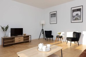 TV - Wojciechowskiego 39 | Beautiful Apartment | Desk (Warszawa)