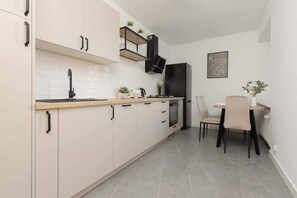 Fridge, oven, stovetop, dishwasher