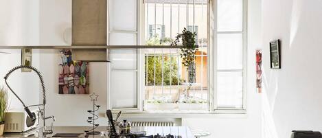 Réfrigérateur, micro-ondes, plaque de cuisson, cafetière/bouilloire