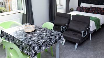 1 slaapkamer, een bureau, een strijkplank/strijkijzer, gratis wifi