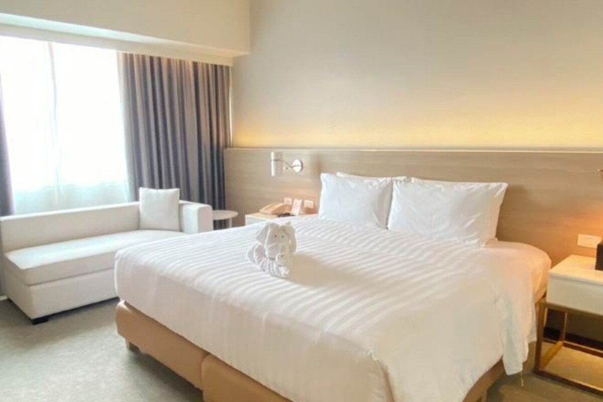 In-room safe, desk, rollaway beds (surcharge), WiFi (free)