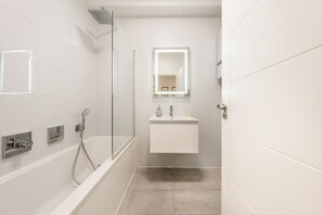 Douche, sèche-cheveux, serviettes fournies