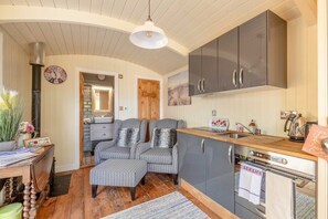 Fridge, oven, stovetop, toaster - Shepherds Hut with Hot Tub Retreat (White Waltham)