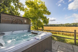 Outdoor spa tub - Shepherds Hut with Hot Tub Retreat (White Waltham)