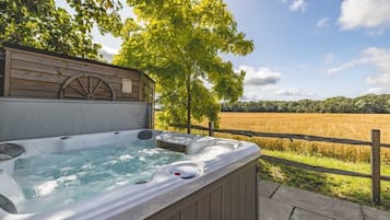 Tina de hidromasaje al aire libre