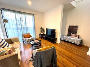 TV - 3BR Pure Luxury & Elegant holiday home in Latrobe (Bundoora)