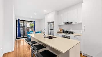 Køleskab, mikrobølgeovn, ovn, kogeplade