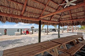 Outdoor dining - Oceanfront Getaway in Marathon! (Marathon)