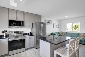 Køleskab, mikrobølgeovn, ovn, kogeplade