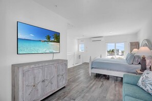 1 bedroom, iron/ironing board, WiFi, bed sheets - Gated Oceanfront Heated Pool (Marathon)