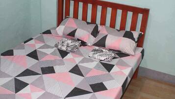 6 bedrooms, WiFi, bed sheets