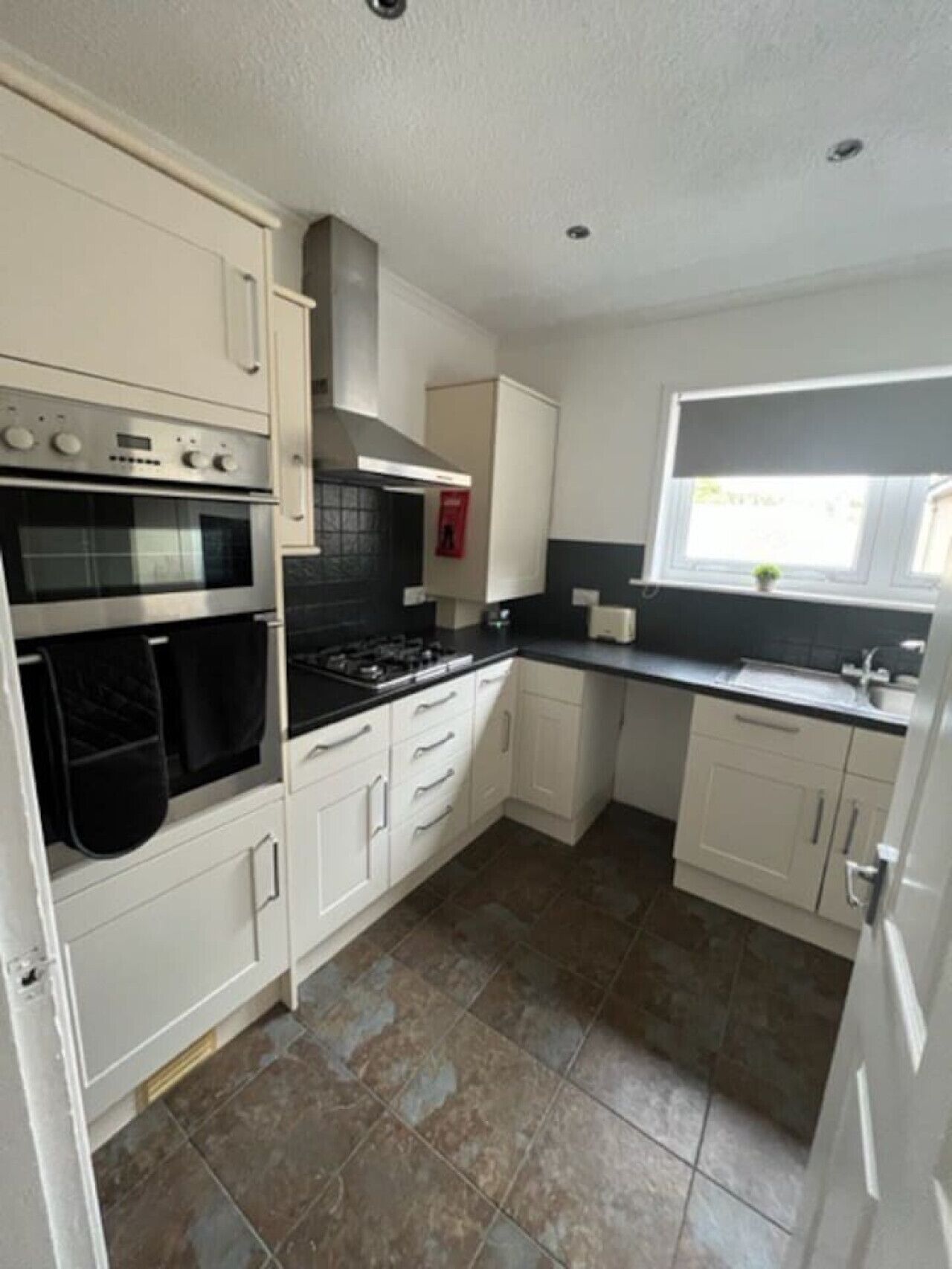 Kjøleskap, ovn, kokeplater og brødrister